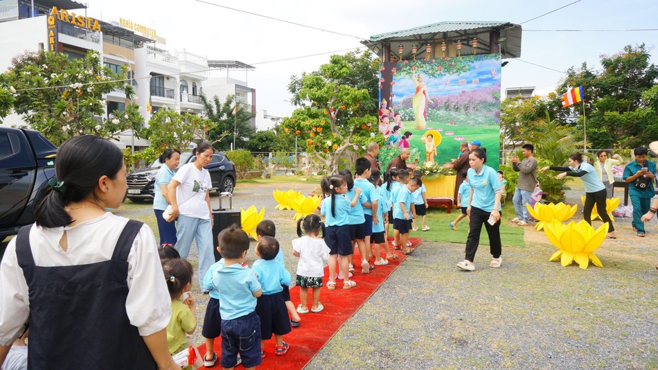 Đây là lần đầu tiên giáo viên trường mầm non A+ đưa các em về chùa dự Lễ Phật đản, nhận được sự ủng hộ của tất cả các phụ huynh Đây là lần đầu tiên giáo viên trường mầm non A+ đưa các em về chùa dự Lễ Phật đản, nhận được sự ủng hộ của tất cả các phụ huynh