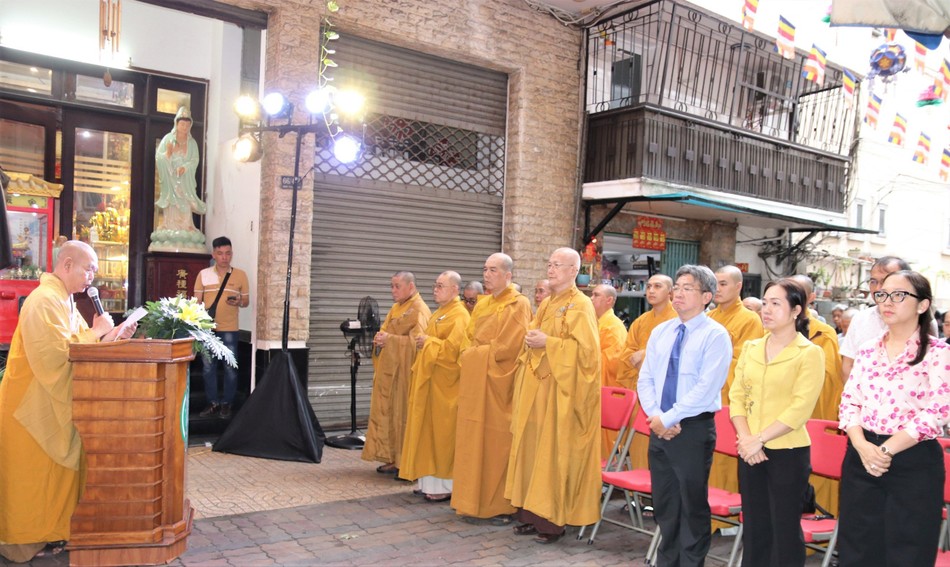 Hòa thượng Thích Huệ Công tuyên đọc Thông điệp Phật đản của Đức Pháp chủ GHPGVN