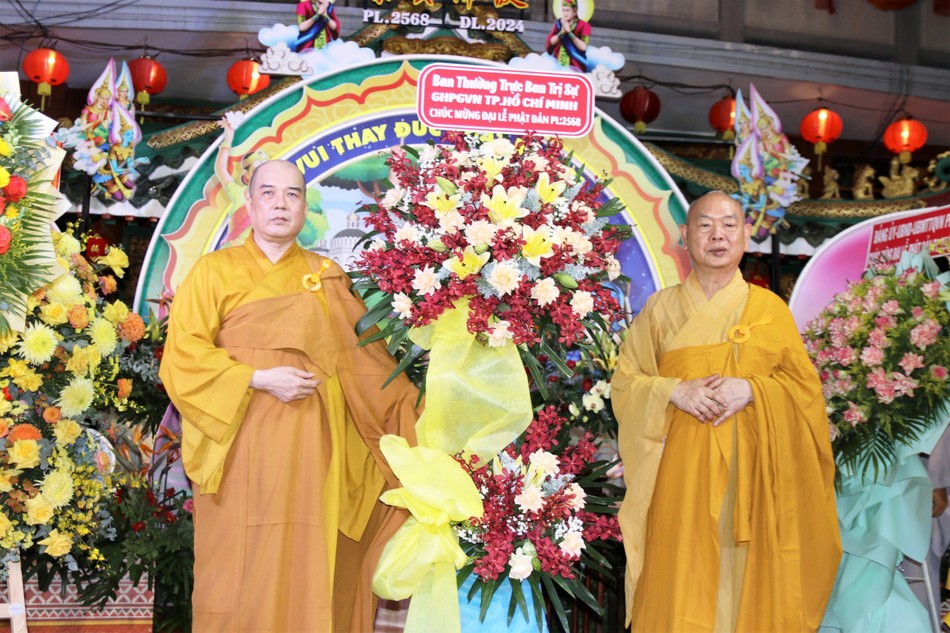 Hòa thượng Thích Huệ Công đại diện Thường trực Ban Trị sự GHPGVN TP.HCM trao lẵng hoa chúc mừng