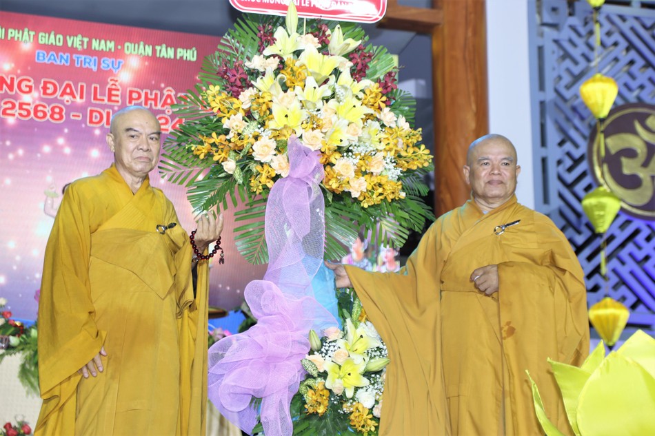 Hòa thượng Thích Thiện Hòa đón nhận lẵng hoa chúc mừng từ Ban Thường trực Ban Trị sự GHPGVN TP.HCM Hòa thượng Thích Thiện Hòa đón nhận lẵng hoa chúc mừng từ Ban Thường trực Ban Trị sự GHPGVN TP.HCM