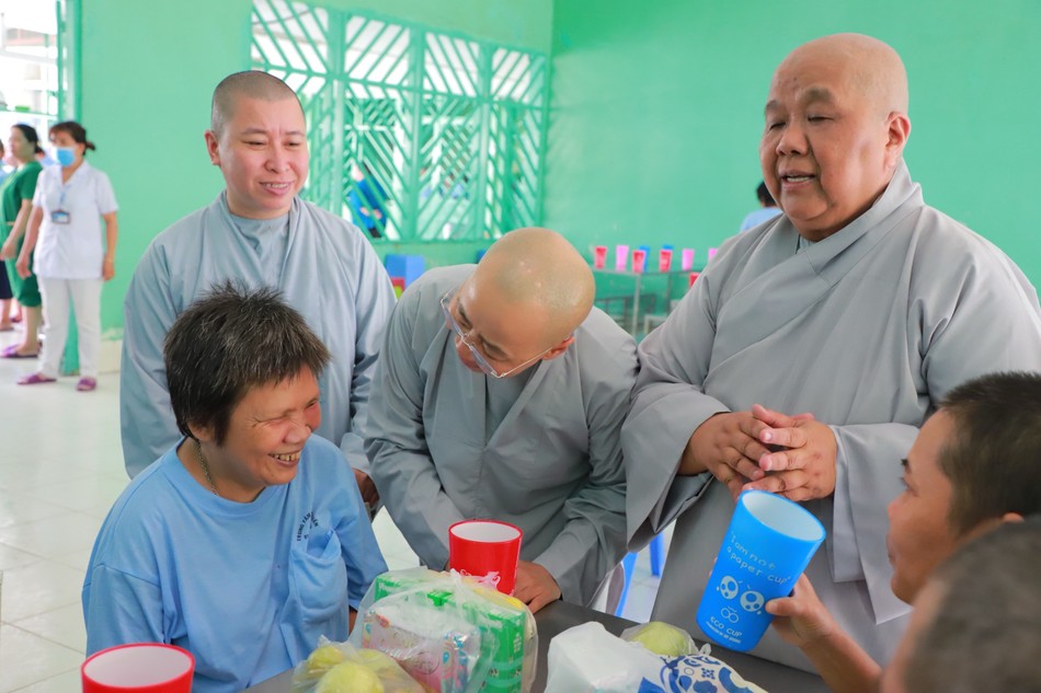 Ban Tổ chức thăm, trao quà đến bệnh nhân tâm thần Ban Tổ chức thăm, trao quà đến bệnh nhân tâm thần