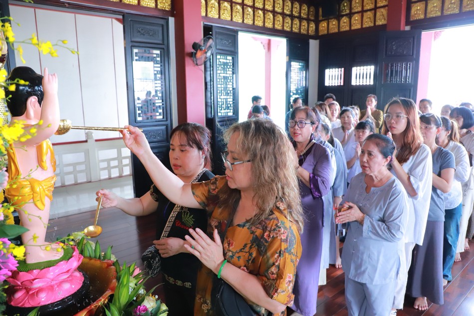 Bạn trẻ xếp hàng cử hành Lễ Mộc dục Bạn trẻ xếp hàng cử hành Lễ Mộc dục