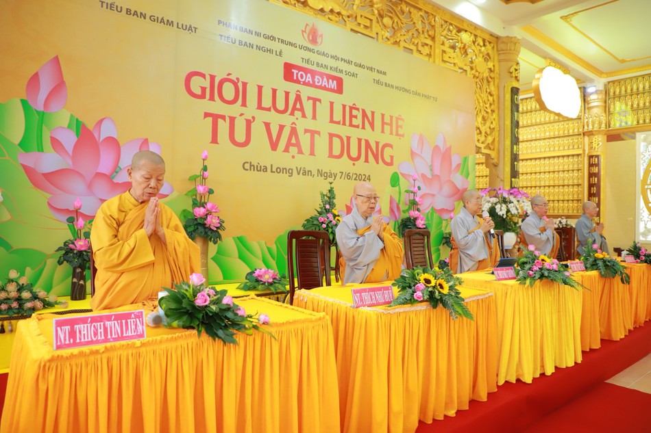 Chư Ni cử hành nghi thức niệm Phật mở đầu buổi tọa đàm