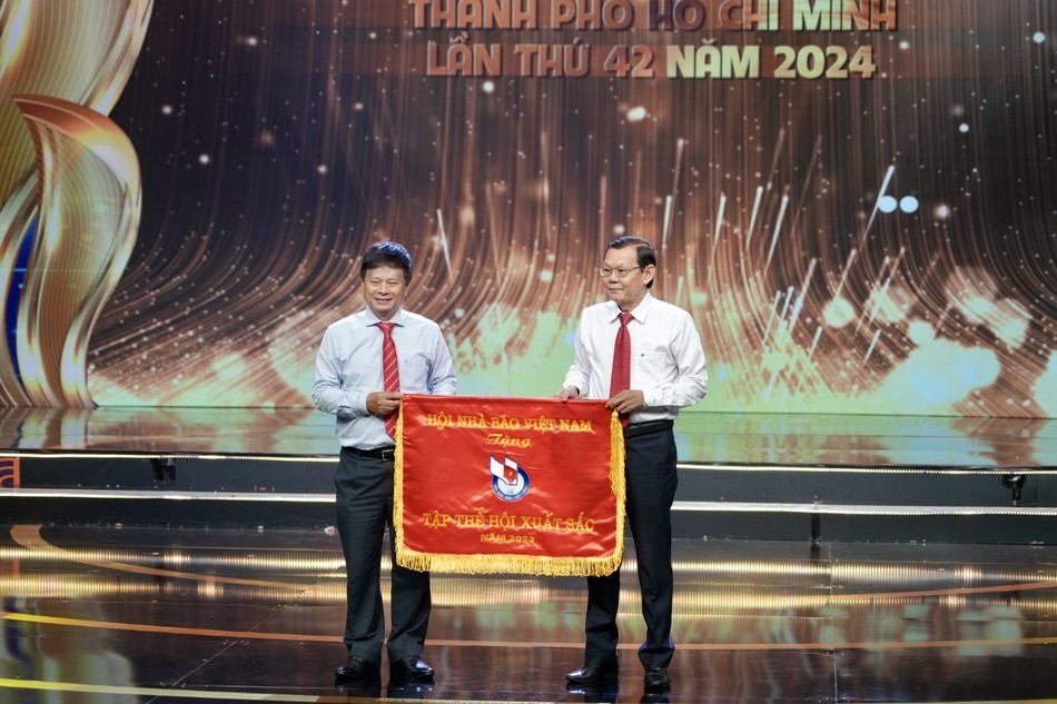 Ông Nguyễn Tấn Phong, Chủ tịch Hội Nhà báo TP.HCM đại diện Hội Nhà báo TP.HCM đón nhận cờ thi đua xuất sắc Ông Nguyễn Tấn Phong, Chủ tịch Hội Nhà báo TP.HCM đại diện Hội Nhà báo TP.HCM đón nhận cờ thi đua xuất sắc