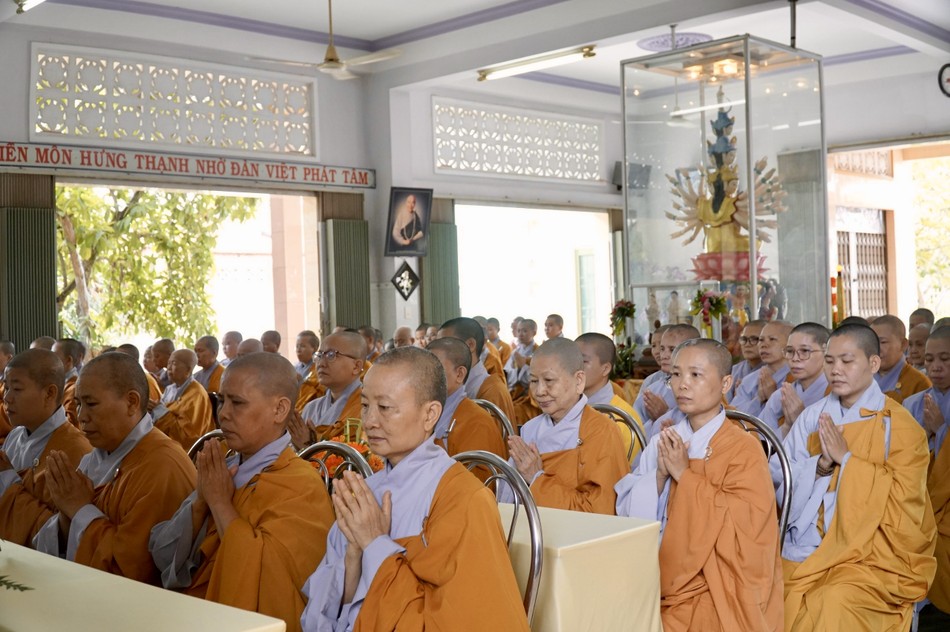 Hành giả phát nguyện "y giáo phụng hành" theo lời sách tấn của chư tôn đức Hành giả phát nguyện "y giáo phụng hành" theo lời sách tấn của chư tôn đức