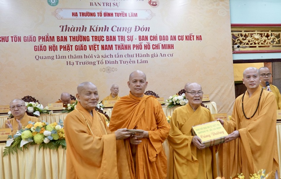 Ban Chức sự trường hạ chùa Tuyền Lâm đón nhận tịnh tài từ đoàn Ban Thường trực Ban Trị sự GHPGVN TP.HCM cúng dường hành giả an cư Ban Chức sự trường hạ chùa Tuyền Lâm đón nhận tịnh tài từ đoàn Ban Thường trực Ban Trị sự GHPGVN TP.HCM cúng dường hành giả an cư
