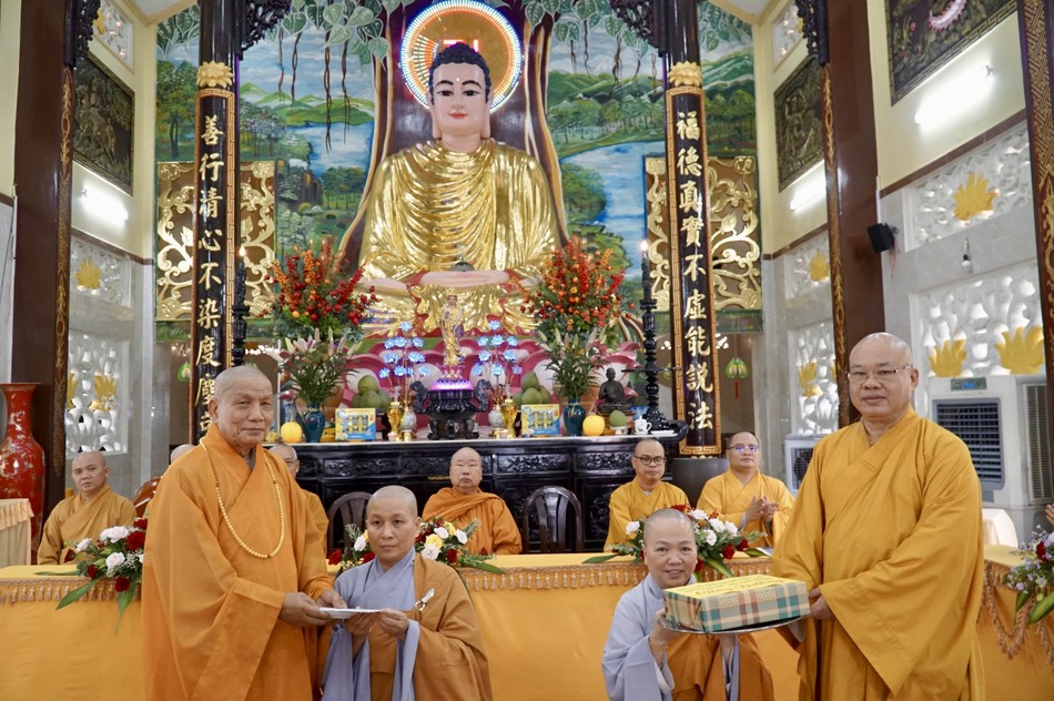 Ban Chức sự hạ trường đón nhận tịnh tài - món quà sách tấn của chư tôn đức trong niềm hỷ lạc của mùa An cư kiết hạ Ban Chức sự hạ trường đón nhận tịnh tài - món quà sách tấn của chư tôn đức trong niềm hỷ lạc của mùa An cư kiết hạ