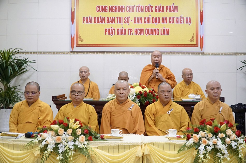 Đoàn đến thăm các hạ trường, sách tấn hành giả an cư Đoàn đến thăm các hạ trường, sách tấn hành giả an cư