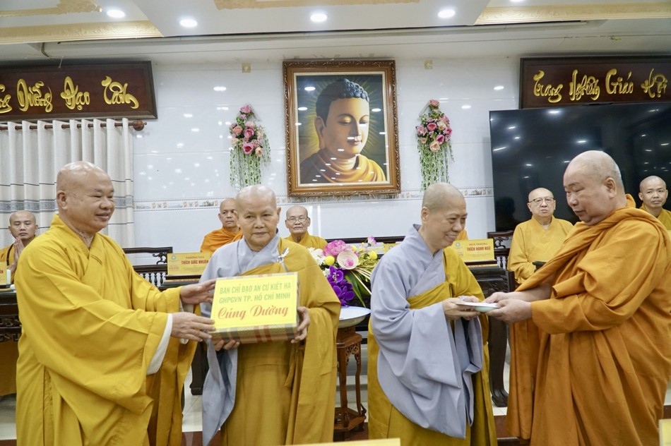 Chư tôn đức trao tịnh tài đến Ban Chức sự trường hạ Bồ Đề Lan Nhã Chư tôn đức trao tịnh tài đến Ban Chức sự trường hạ Bồ Đề Lan Nhã