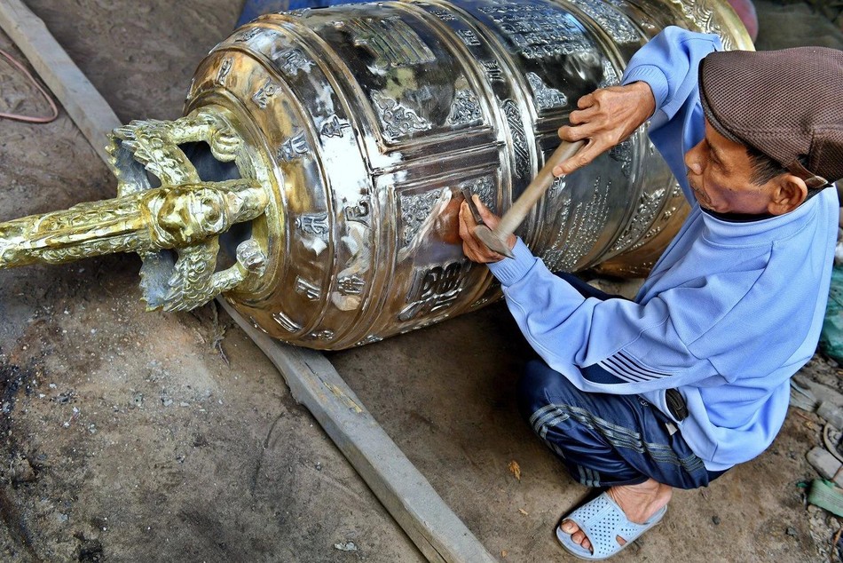 Sách ảnh "Nghề truyền thống Việt" của nhiếp ảnh gia Trần Thế Phong không chỉ đơn thuần là một bộ ảnh đẹp, mà còn là một dự án mang ý nghĩa sâu sắc, góp phần bảo tồn và phát huy giá trị của các làng nghề truyền thống Việt Nam Sách ảnh "Nghề truyền thống Việt" của nhiếp ảnh gia Trần Thế Phong không chỉ đơn thuần là một bộ ảnh đẹp, mà còn là một dự án mang ý nghĩa sâu sắc, góp phần bảo tồn và phát huy giá trị của các làng nghề truyền thống Việt Nam