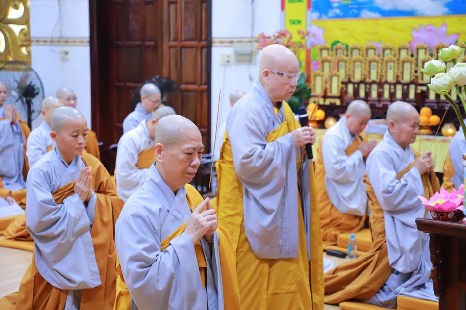 Ni trưởng Thích nữ Như Xuân niêm hương bạch Phật