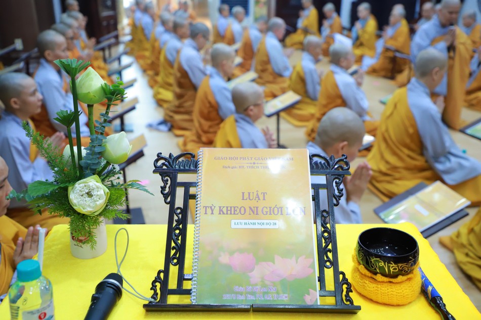 Trang nghiêm lễ bố-tát, thính giới kỳ cuối trong mùa an cư kiết hạ tại hạ trường chùa Bồ Đề Lan Nhã