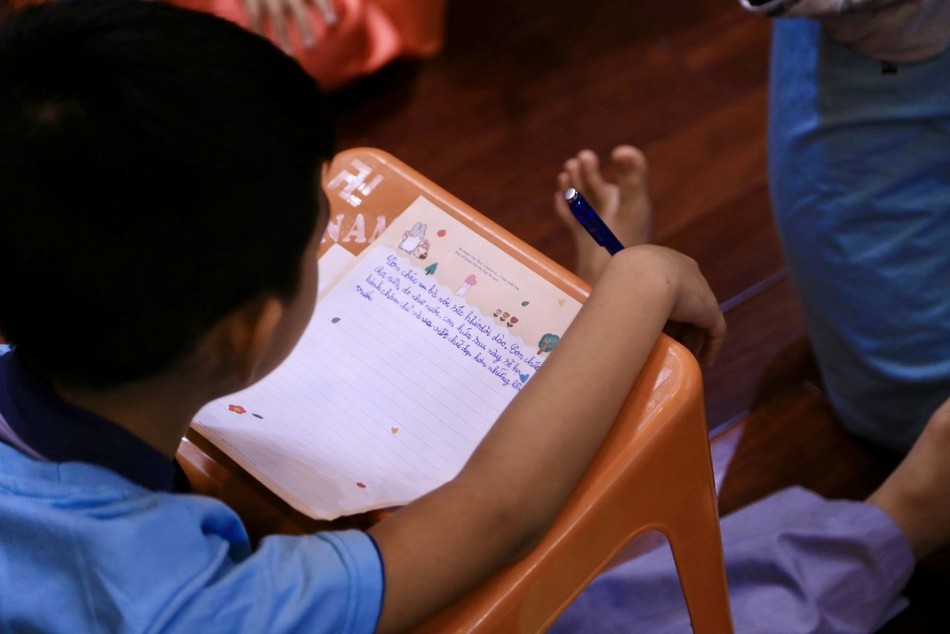 Những dòng thư ngắn nhưng dạt dào tình yêu thương của con trẻ