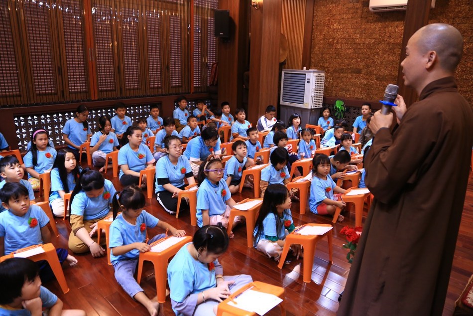 Đại đức Thích Minh Thạnh khơi dậy tình yêu thương với cha mẹ nơi các bạn nhỏ, trong khóa tu &quot;Học làm người có ích&quot; của chùa Thiên Khánh (Q.6, TP.HCM)