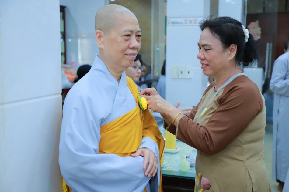 Phật tử trang nghiêm thực hiện nghi thức hoa hồng cài áo lên chư tôn đức Tăng Ni