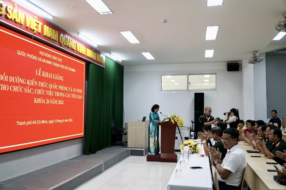 Bà Bùi Thị Ngọc Trang, Phó Giám đốc Học viện Cán bộ TP.HCM phát biểu khai giảng lớp học Bà Bùi Thị Ngọc Trang, Phó Giám đốc Học viện Cán bộ TP.HCM phát biểu khai giảng lớp học