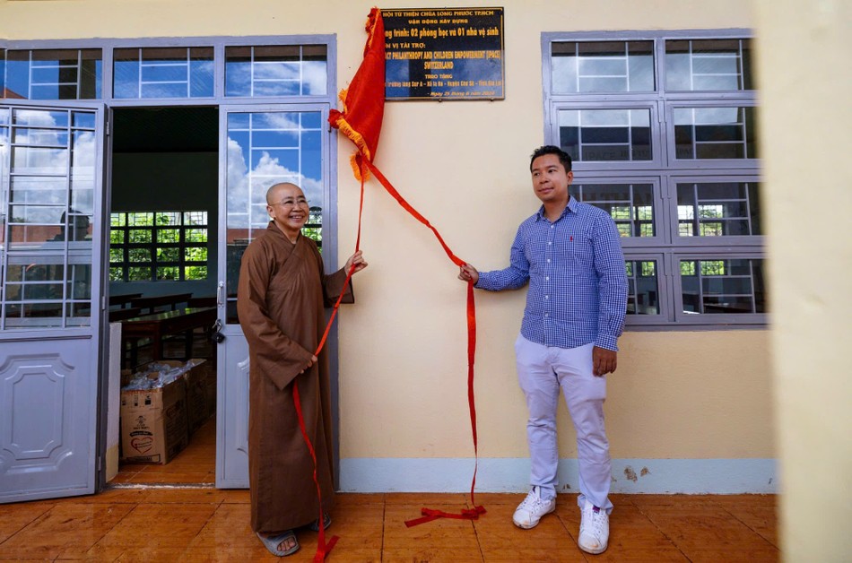 Ni sư Thích nữ Huệ Dâng, trụ trì Long Phước khánh thành công trình lớp học cho học sinh tại làng Sur A, xã La Ko chào mừng năm học mới 2024-2025 - Ảnh: Lê Miền Nam Ni sư Thích nữ Huệ Dâng, trụ trì Long Phước khánh thành công trình lớp học cho học sinh tại làng Sur A, xã La Ko chào mừng năm học mới 2024-2025 - Ảnh: Lê Miền Nam