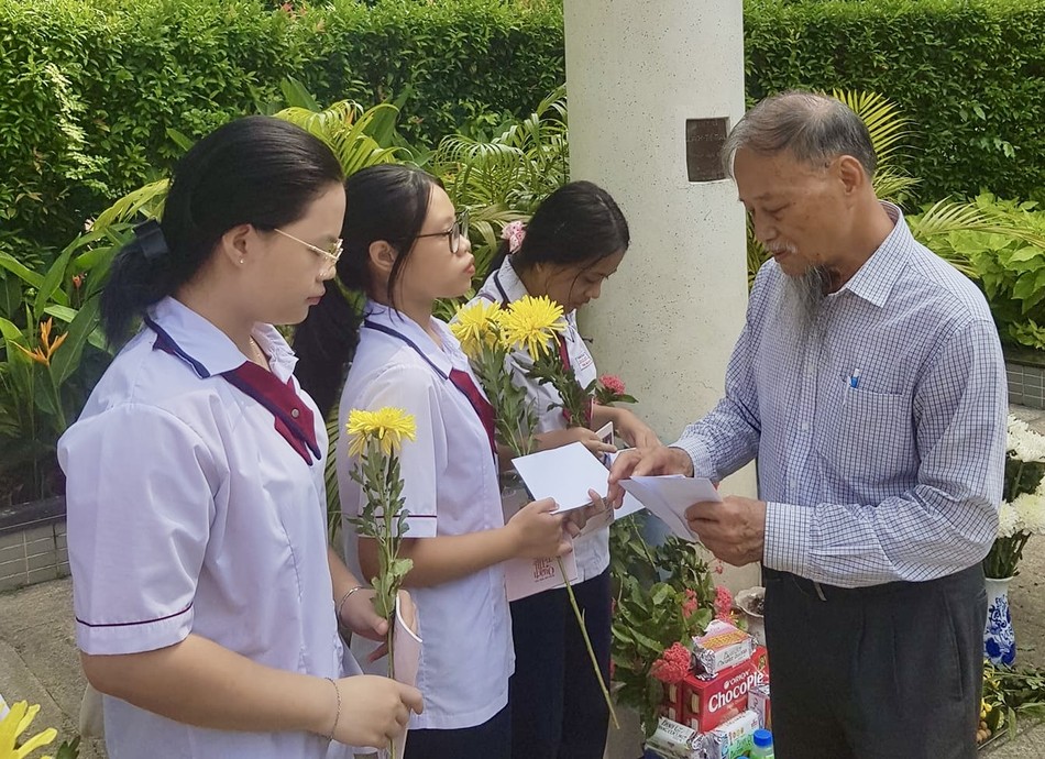 PGS.TS Nguyễn Thiện Tống trao học bổng Quách Thị Trang lần thứ 11 (năm 2024) đến các nữ sinh PGS.TS Nguyễn Thiện Tống trao học bổng Quách Thị Trang lần thứ 11 (năm 2024) đến các nữ sinh