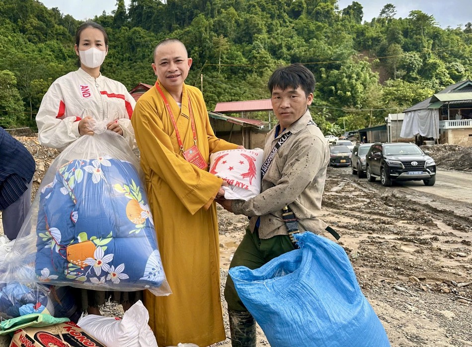 Những phần quà ý nghĩa nơi bão lũ vừa qua để bà con sớm ổn định cuộc sống Những phần quà ý nghĩa nơi bão lũ vừa qua để bà con sớm ổn định cuộc sống