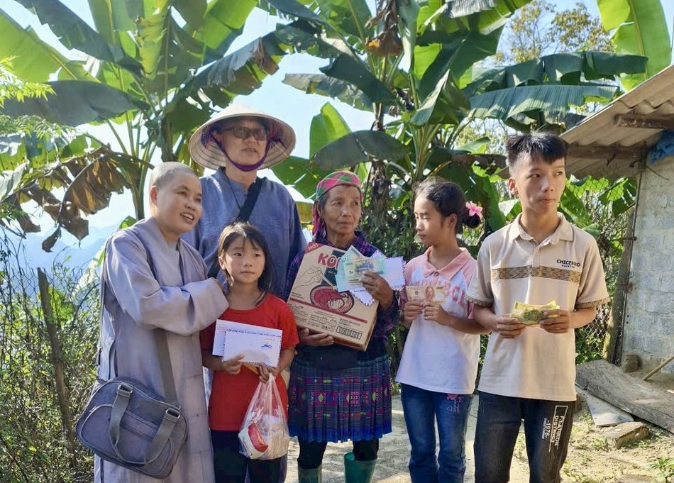 Đoàn đến tận các nơi vùng xa, vùng sâu đem tình thương đến với học sinh, người dân vùng lũ Đoàn đến tận các nơi vùng xa, vùng sâu đem tình thương đến với học sinh, người dân vùng lũ