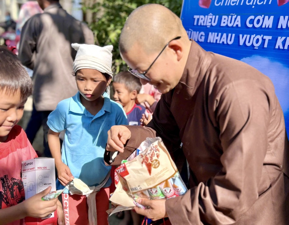 Trẻ em, học sinh vui mừng khi được tặng bánh, kẹo Trẻ em, học sinh vui mừng khi được tặng bánh, kẹo