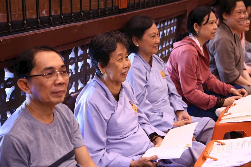 Niềm hỷ lạc trong buổi đầu tiên Phật tử ôn giáo lý tại chùa Thiên Khánh Niềm hỷ lạc trong buổi đầu tiên Phật tử ôn giáo lý tại chùa Thiên Khánh