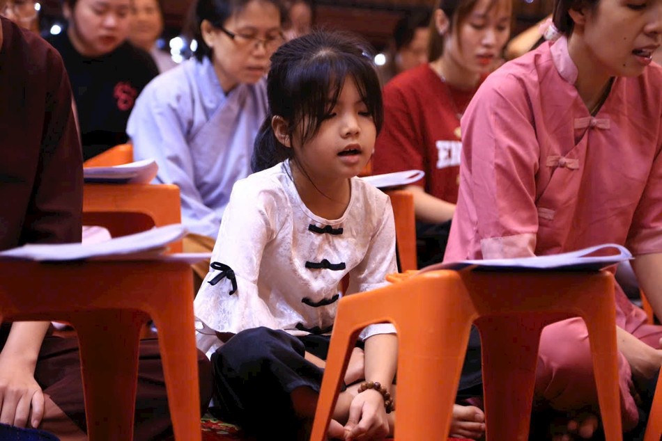 Em thơ theo mẹ về chùa học và ôn giáo lý Em thơ theo mẹ về chùa học và ôn giáo lý