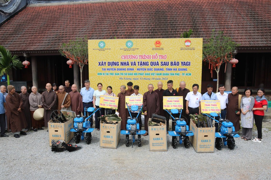 Những phần quà tiếp sức, sẻ chia, thắm nghĩa đồng bào Những phần quà tiếp sức, sẻ chia, thắm nghĩa đồng bào