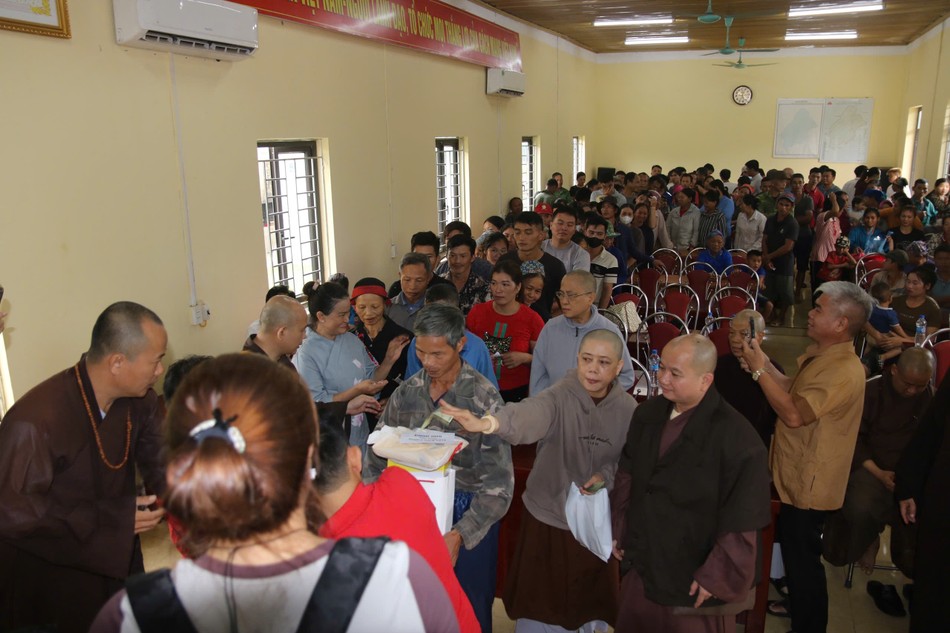 Người dân được đoàn trao tặng những phần quà nghĩa tình Người dân được đoàn trao tặng những phần quà nghĩa tình