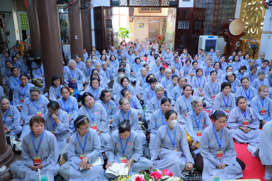 Phật tử cẩn thận ghi chép, lắng nghe