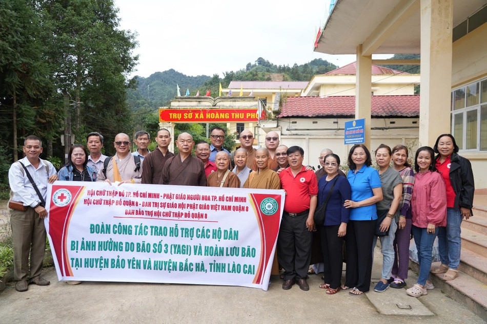 Thành viên đoàn tham gia chuyến thăm, tặng quà đến bà con tỉnh Lào Cai