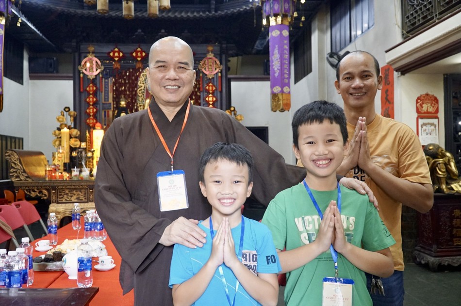 Phật tử nhỏ tuổi tham dự hội thi tại chùa Vạn Phật, Q.5 lưu niệm bên Thượng tọa Thích Truyền Cường - Trưởng ban Trị sự, Trưởng ban Tổ chức