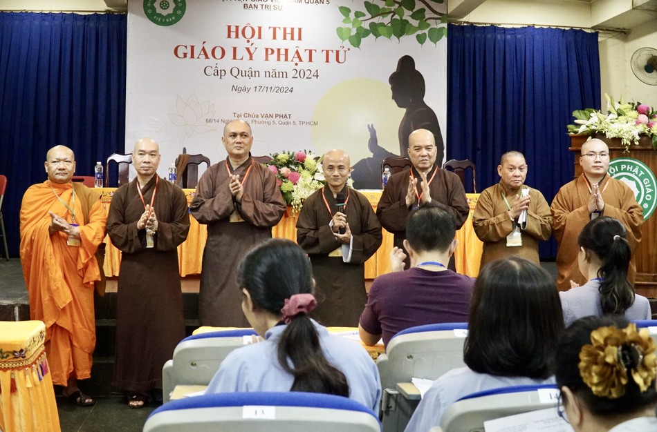 Thượng tọa Thích Thiện Quý, Phó Trưởng ban kiêm Chánh Thư ký Ban Trị sự GHPGVN TP.HCM sách tấn Phật tử tham gia Hội thi tại chùa Vạn Phật - Văn phòng Ban Trị sự GHPGVN Q.5