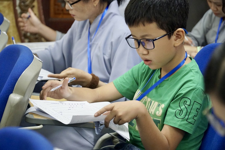 Khoảnh khắc tập trung của Phật tử trẻ giải đề thi