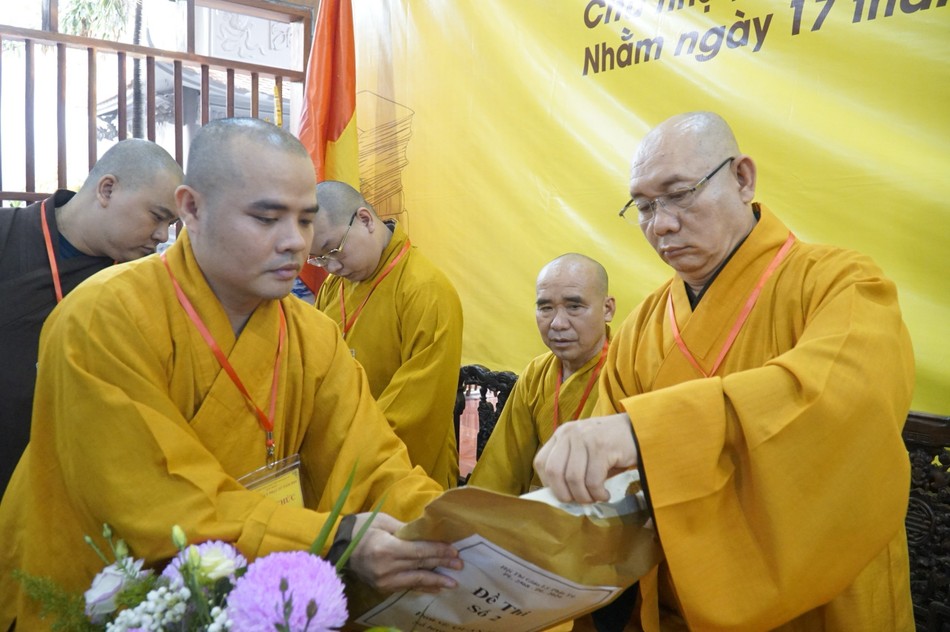 Thượng tọa Thích Nguyên Sĩ kiểm tra, xé niêm phong đề thi