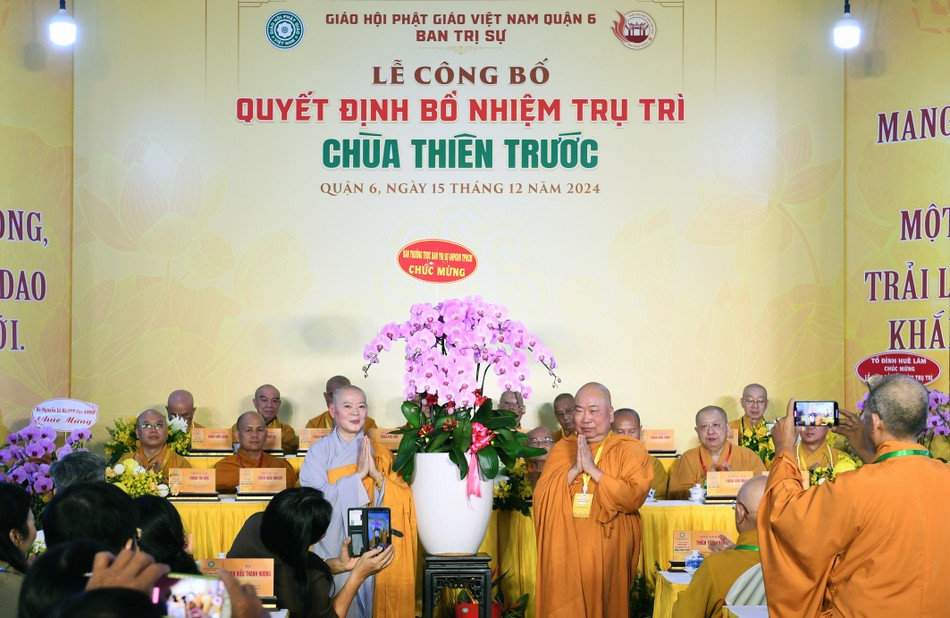 Hòa thượng Thích Giác Pháp, Phó Trưởng ban Trị sự TP.HCM tặng hoa chúc mừng Hòa thượng Thích Giác Pháp, Phó Trưởng ban Trị sự TP.HCM tặng hoa chúc mừng