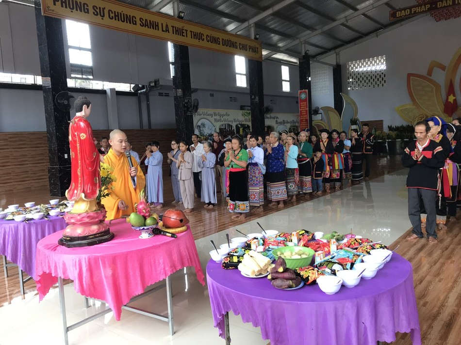 Một trong những chương trình tu học sáng nay của đồng bào Một trong những chương trình tu học sáng nay của đồng bào