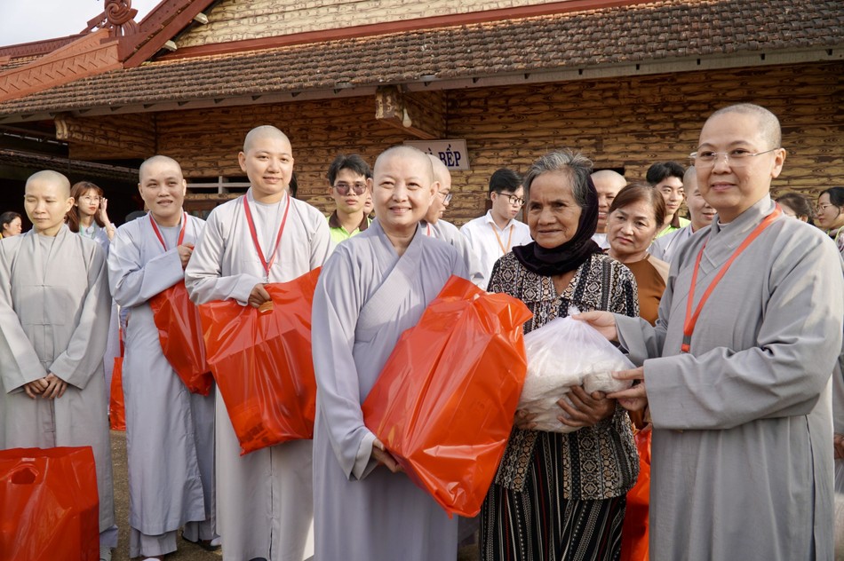 Sư cô Tịnh Trí và Huệ Tịnh (đeo thẻ đỏ, bên trái) đạt giải cao trong Khóa bồi dưỡng kỹ năng hoằng pháp và Hội thi thuyết giảng cho chư Ni năm 2024, tháp tùng BTC khóa tu để học kinh nghiệm tổ chức khóa tu từ chư Ni Phân ban Ni giới T.Ư Sư cô Tịnh Trí và Huệ Tịnh (đeo thẻ đỏ, bên trái) đạt giải cao trong Khóa bồi dưỡng kỹ năng hoằng pháp và Hội thi thuyết giảng cho chư Ni năm 2024, tháp tùng BTC khóa tu để học kinh nghiệm tổ chức khóa tu từ chư Ni Phân ban Ni giới T.Ư