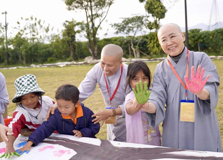 Học sinh đồng bào có ngày hội vui tại chùa Di Đà Học sinh đồng bào có ngày hội vui tại chùa Di Đà