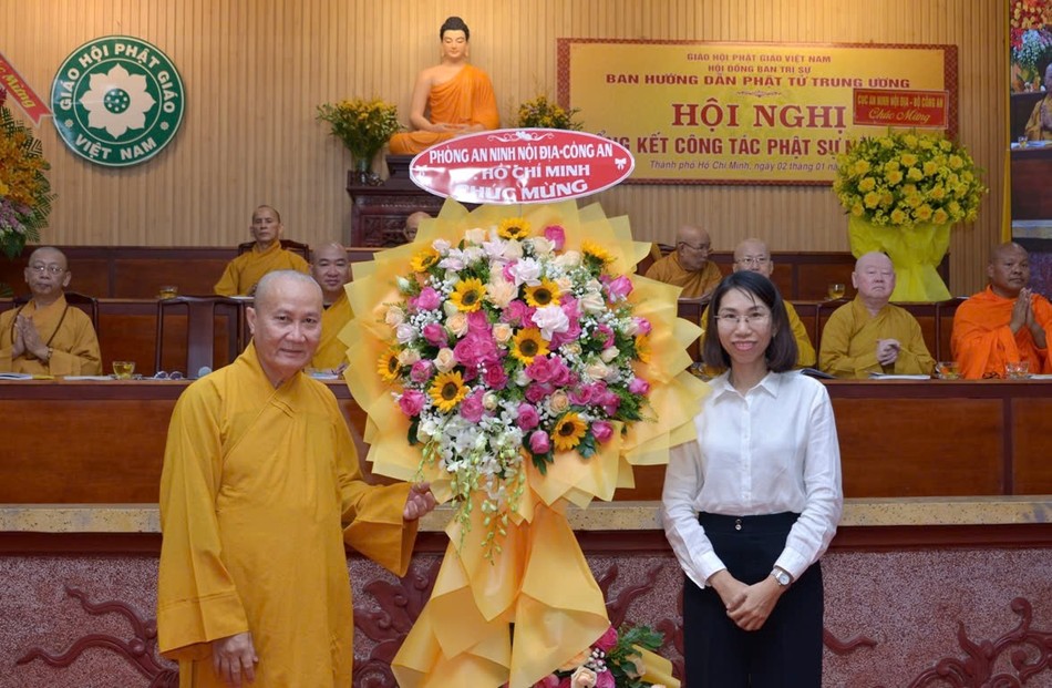 Lẵng hoa chúc mừng của Phòng An ninh Nội địa - Công an TP.HCM Lẵng hoa chúc mừng của Phòng An ninh Nội địa - Công an TP.HCM