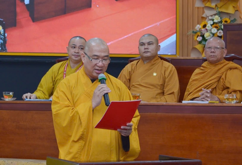 Thượng tọa Thích Phước Nguyên đọc quyết định tặng Bằng tuyên dương công đức của TƯGH Thượng tọa Thích Phước Nguyên đọc quyết định tặng Bằng tuyên dương công đức của TƯGH