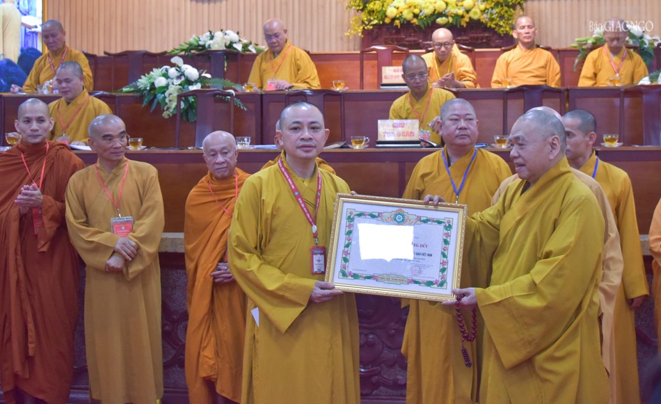 Trưởng lão Hòa thượng Thích Thiện Pháp trao Bằng tuyên dương công đức đến các cá nhân, tập thể hoàn thành xuất sắc hoạt động Phật sự