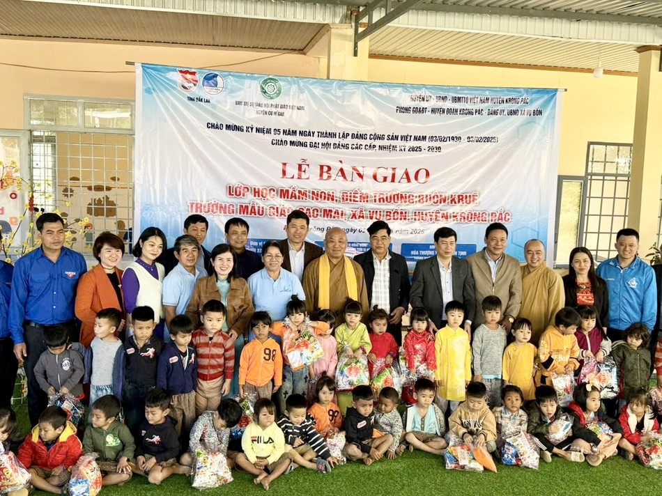 Ngôi trường mới cho em kịp đón xuân về - Ảnh: Minh Đăng Ngôi trường mới cho em kịp đón xuân về - Ảnh: Minh Đăng