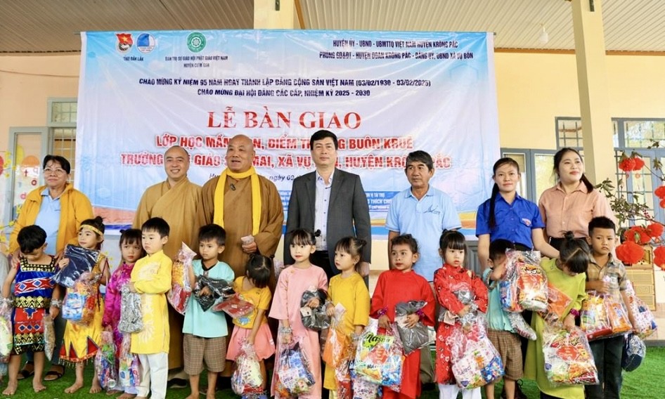 Phật giáo H.Cư M’gar phối hợp cùng Ban Từ thiện xã hội Báo Giác Ngộ tổ chức bàn giao công trình phòng học tại Trường Mẫu giáo Sao Mai (xã Vụ Bổn, H.Krông Pắc) - Ảnh: Minh Đăng Phật giáo H.Cư M’gar phối hợp cùng Ban Từ thiện xã hội Báo Giác Ngộ tổ chức bàn giao công trình phòng học tại Trường Mẫu giáo Sao Mai (xã Vụ Bổn, H.Krông Pắc) - Ảnh: Minh Đăng