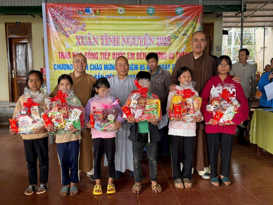 Trong tháng 1-2025, Đại đức Thích Minh Đăng, trụ trì chùa Huê Nghiêm (Cư M'gar) phối hợp mạnh thường quân trao tặng gần 200 triệu đồng tiền học bổng đến các em đồng bào - Ảnh: Minh Đăng Trong tháng 1-2025, Đại đức Thích Minh Đăng, trụ trì chùa Huê Nghiêm (Cư M'gar) phối hợp mạnh thường quân trao tặng gần 200 triệu đồng tiền học bổng đến các em đồng bào - Ảnh: Minh Đăng