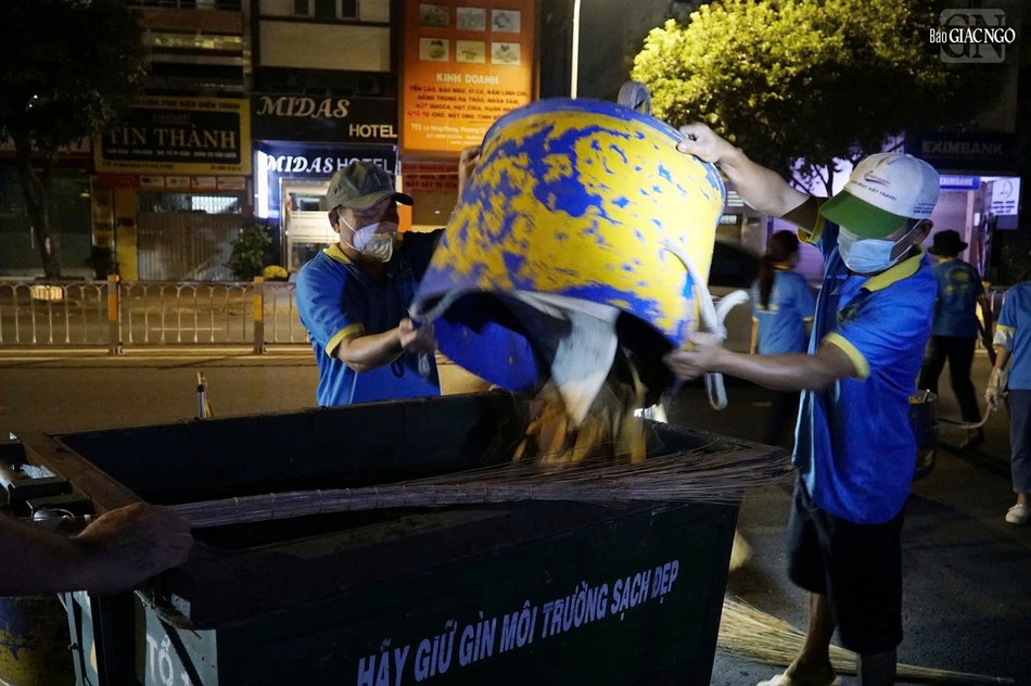 Sau 45 phút, đoàn vệ sinh sạch sẽ góc đường bên ngoài Việt Nam Quốc Tự, thu được hơn 300 kg rác thải các loại