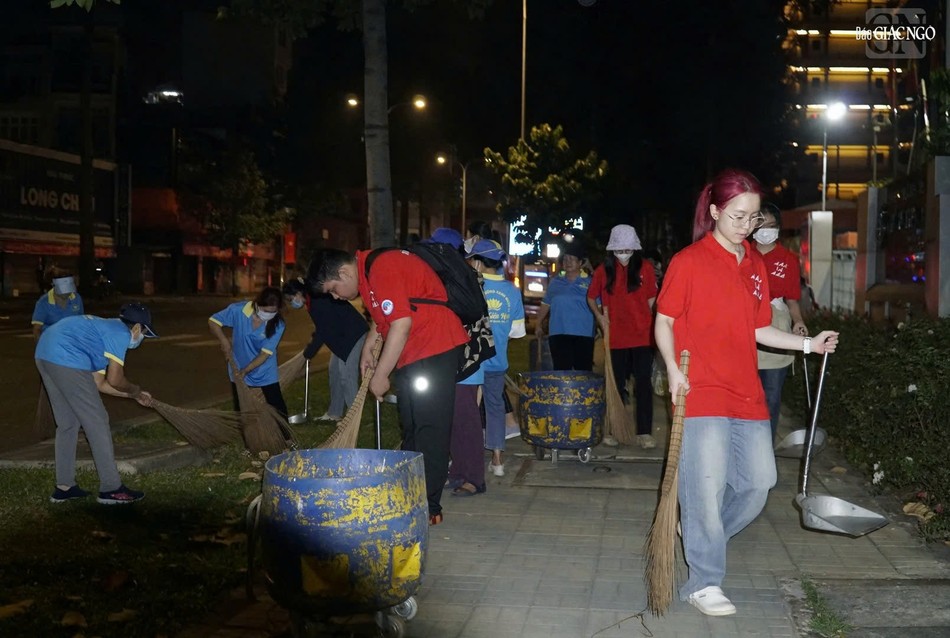 Rác được thu dọn trong các bụi cây, vỉa hè, dưới lòng đường và cống rảnh