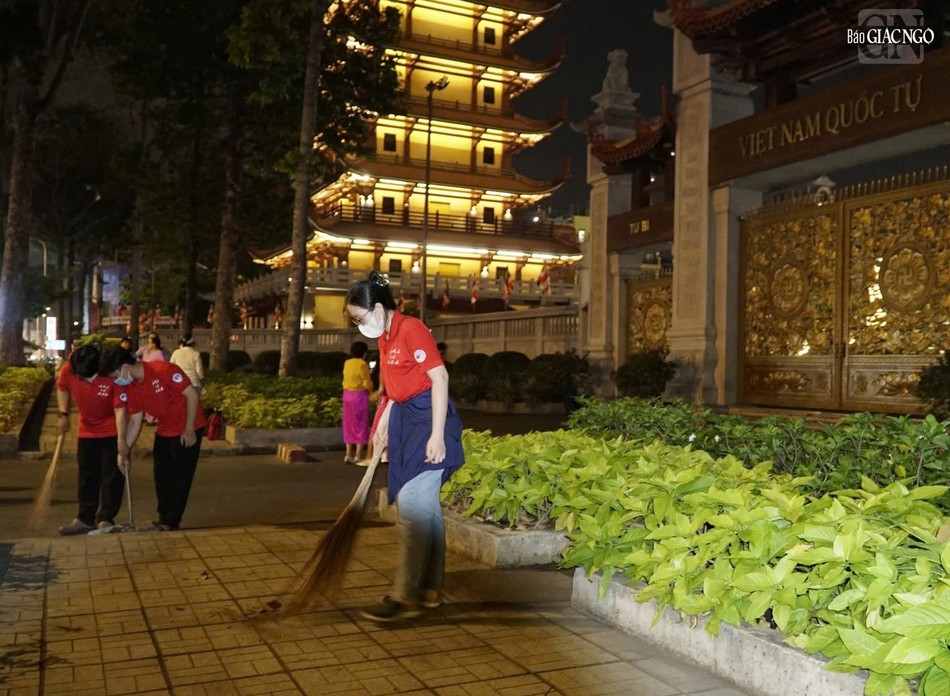 Các bạn sinh viên chung tay hoạt động bảo vệ môi trường khu vực hành lang trước cổng Việt Nam Quốc Tự, đường 3/2