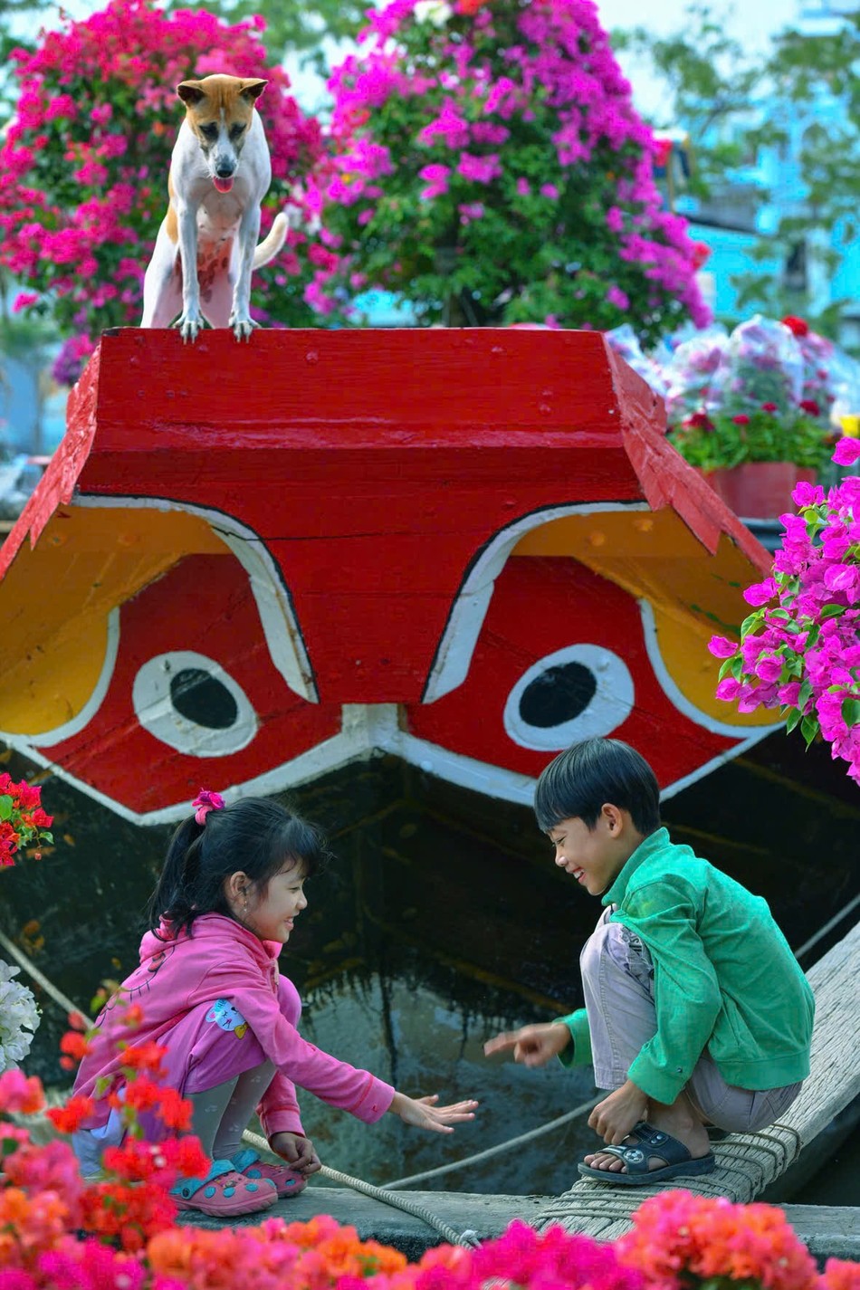 "Trên bến dưới thuyền", khoảnh khắc trẻ thơ hồn nhiên vui chơi khi cùng gia đình bán hoa ngày Tết thu hút sự quan tâm đặc biệt của nhiều du khách "Trên bến dưới thuyền", khoảnh khắc trẻ thơ hồn nhiên vui chơi khi cùng gia đình bán hoa ngày Tết thu hút sự quan tâm đặc biệt của nhiều du khách