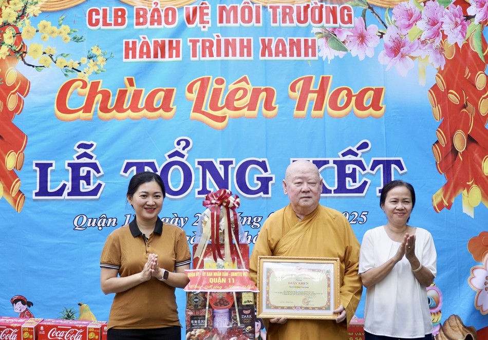 Hòa thượng Thích Duy Trấn đón nhận Giấy khen ghi nhận sự đóng góp của Câu lạc bộ Hành Trình Xanh chung tay bảo vệ môi trường Hòa thượng Thích Duy Trấn đón nhận Giấy khen ghi nhận sự đóng góp của Câu lạc bộ Hành Trình Xanh chung tay bảo vệ môi trường
